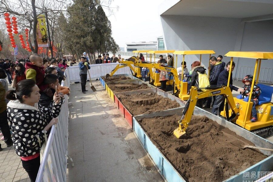 混凝土、娃娃版挖掘機(jī)、起重機(jī)